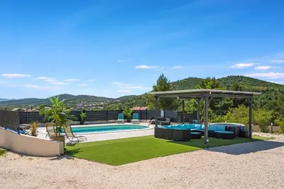 Bazen u objektu Villa VERONICA with CINEMA PROJECTOR by the HEATED POOL and JACUZZI ili u blizini