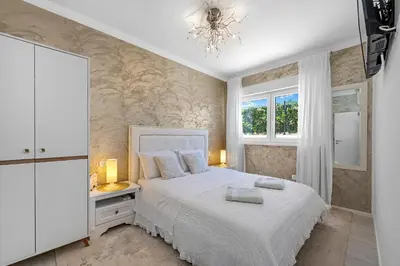 Krevet ili kreveti u jedinici u objektu Villa VERONICA with CINEMA PROJECTOR by the HEATED POOL and JACUZZI