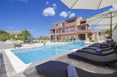Bazen u objektu Apartment in Grebastica 7033 ili u blizini