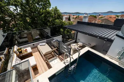Bazen u objektu Villa with ROOFTOP POOL Quercus ili u blizini