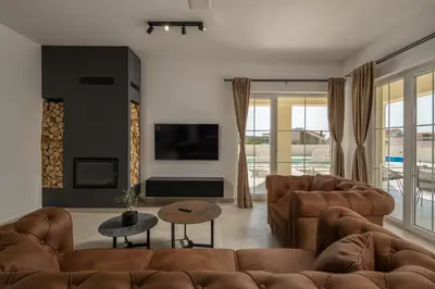 TV i/ili zabavni centar u objektu Villa Royal Stone with Pool, 350m from beach