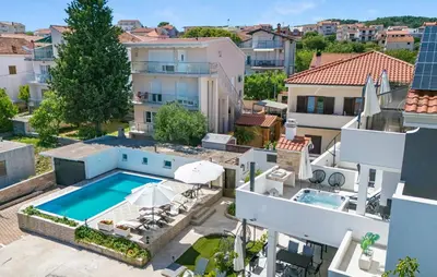Bazen u objektu 2 Bedroom Luxurious Apartment In Vodice ili u blizini
