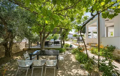 Vrt u objektu 2 Bedroom Luxurious Apartment In Vodice
