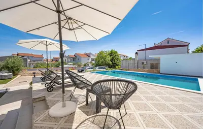Bazen u objektu Beautiful Apartment In Vodice With Swimming Pool ili u blizini