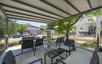 Restoran ili neka druga zalogajnica u objektu Beautiful Apartment In Vodice With Swimming Pool