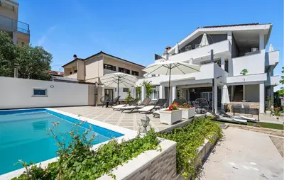Bazen u objektu Beautiful Apartment In Vodice With Swimming Pool ili u blizini
