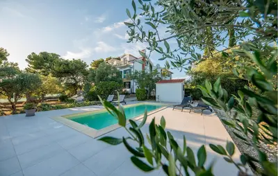 Bazen u objektu Cozy Apartment In Pirovac ili u blizini