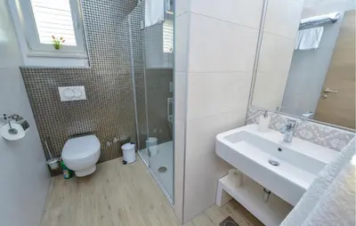 Kupaonica u objektu Beautiful Apartment In Rogoznica