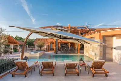 Bazen u objektu Luxury Villa Finessa Skradin 1 with heated pool, jacuzzi and sauna ili u blizini