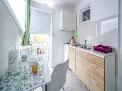 Kuhinja ili čajna kuhinja u objektu Studio in Vodice near Male Vrulje Beach