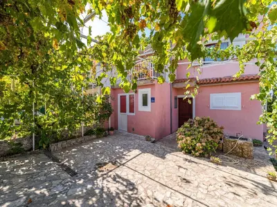 Vrt u objektu Apartment in Brodarica near Beach Gaj
