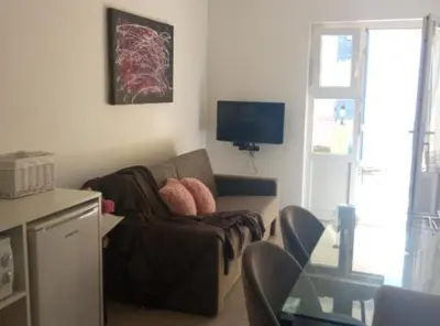 TV i/ili zabavni centar u objektu Cozy Vodice Garden Apartments With Terrace and BBQ