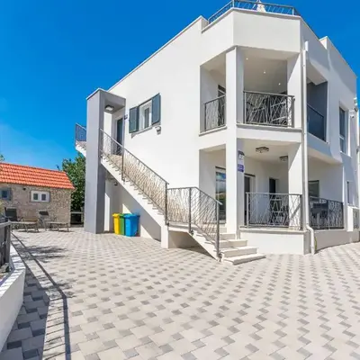 Apartments Lonamare