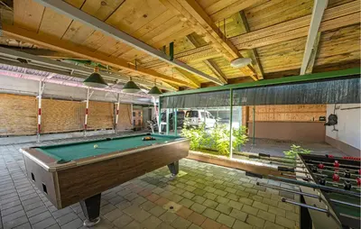 Stol za biljar u objektu Amazing Apartment In Dubravice