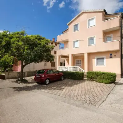 Apartments and Rooms Mladen
