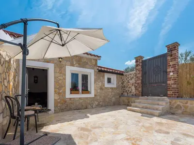 Popločani dio dvorišta ili vanjski dio objekta Holiday Home Rider - Two Bedroom Holiday Home with Outdoor Pool