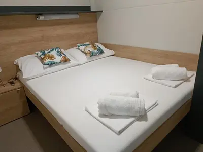 Krevet ili kreveti u jedinici u objektu Classic Two Bedroom Mobile Home with Sea View and Terrace