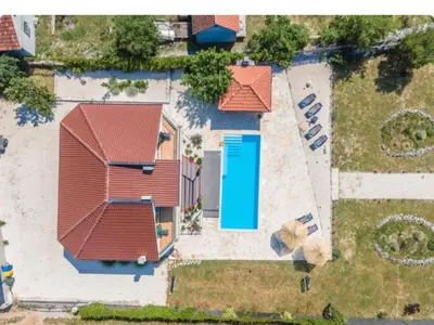 Bazen u objektu Villa P - Holiday Home ili u blizini