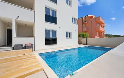 Bazen u objektu 2 Bedroom Beautiful Apartment In Razanj ili u blizini