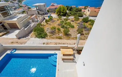 Bazen u objektu 2 Bedroom Beautiful Apartment In Razanj ili u blizini