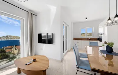 TV i/ili zabavni centar u objektu 2 Bedroom Pet Friendly Apartment In Razanj