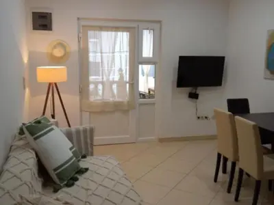 TV i/ili zabavni centar u objektu Cozy Vodice Garden Apartments With Terrace and BBQ - Comfort one bedroom apartment GREEN