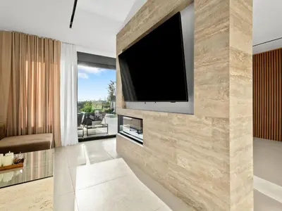 TV i/ili zabavni centar u objektu Villa Freedom - Five Bedroom House with Balcony