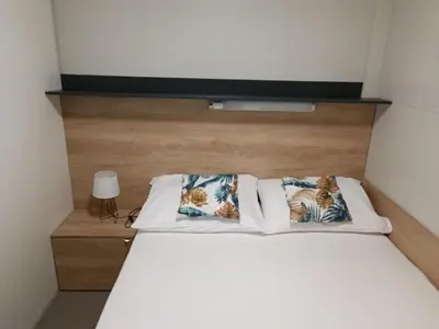 Krevet ili kreveti u jedinici u objektu Classic Two Bedroom Mobile Home with Terrace and Sea View Br2