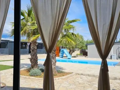Bazen u objektu Standard Two Bedroom Mobile Home with Terrace and Sea View Br3 ili u blizini