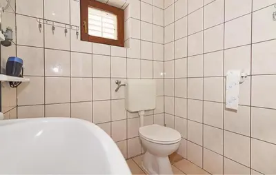 Kupaonica u objektu Cozy Apartment In Pirovac With Lake View
