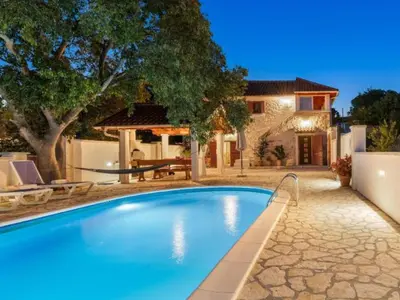 Bazen u objektu The Grandfather Villa Heated Pool Retreat ili u blizini