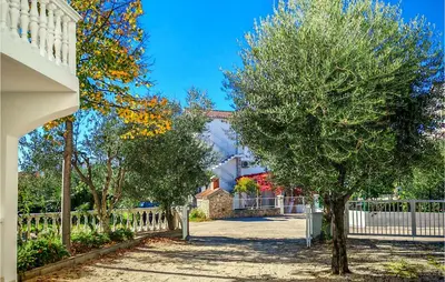 Vrt u objektu Pet Friendly Apartment In Vodice With Wifi