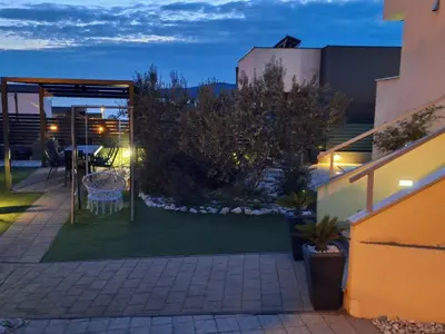 Vrt u objektu Two Bedroom Apartment with Balcony and Sea View Roza A1