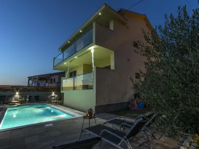 Bazen u objektu Two Bedroom Apartment with Balcony and Sea View Roza A1 ili u blizini