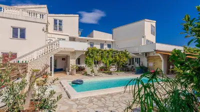 Bazen u objektu Apartman Barbara 2 by Villas Guide ili u blizini