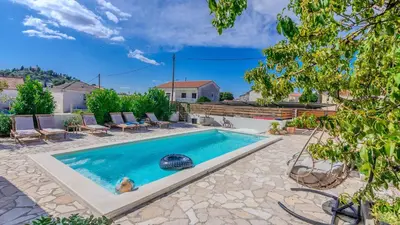 Bazen u objektu Apartman Barbara 2 by Villas Guide ili u blizini