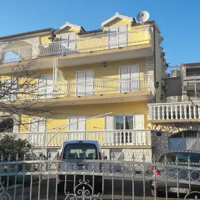 Apartments with a parking space Grebastica