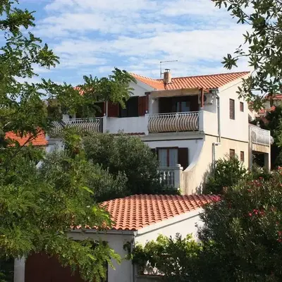 Apartments with parking space Jezera