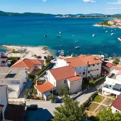 Apartments by the sea Brodarica