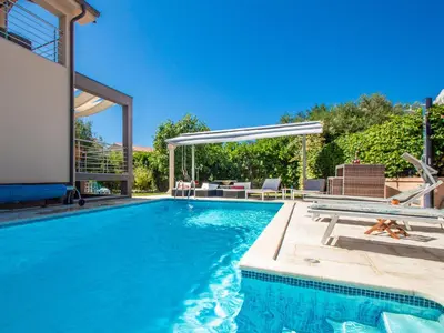 Bazen u objektu Holiday Home Slava i Oksana by Interhome ili u blizini