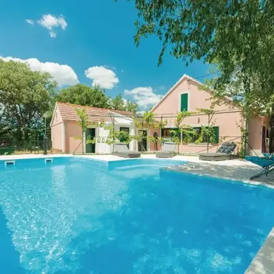 Three-Bedroom Holiday Home In Trbounje