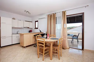 Kuhinja ili čajna kuhinja u objektu Apartments by the sea Tisno, Murter - 812
