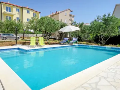 Bazen u objektu Apartment Katarina 4 by Interhome ili u blizini