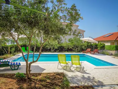 Bazen u objektu Apartment Katarina 4 by Interhome ili u blizini