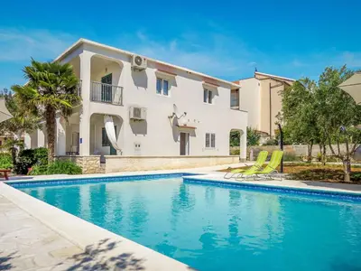 Bazen u objektu Apartment Katarina 1 by Interhome ili u blizini