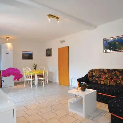 Apartman JADRANKO Murter in a quiet environment near the center and the beach