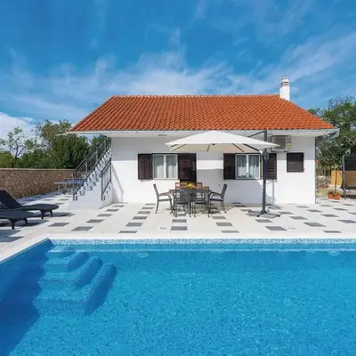 Three-Bedroom Holiday Home In Unesic