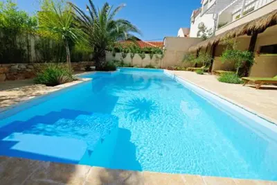 Bazen u objektu Murter New- with Sauna&Jacuzzi 722 ili u blizini