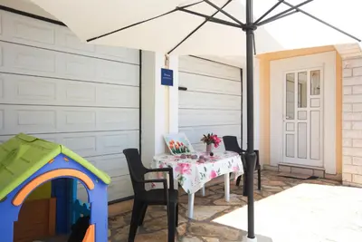 Popločani dio dvorišta ili vanjski dio objekta Apartment Brodarica 15270c