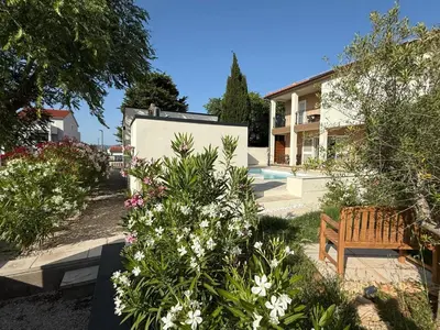Vrt u objektu Ferienhaus FILI Insel Murter mit privaten Pool und großer Terrasse